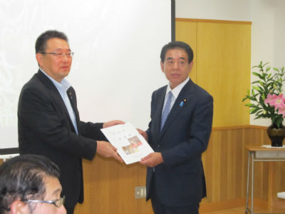 関口市長が下村文部科学大臣(当時)に要望書を渡している様子