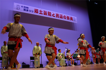 民謡を踊る小学生
