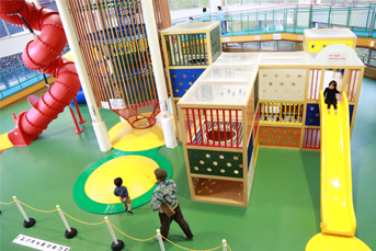 子育て施設めごらんどの屋内遊具で遊ぶ幼児
