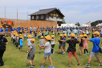 円になり行進をしている小学生