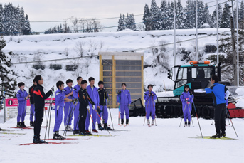 雪上でクロスカントリーをしている中学生