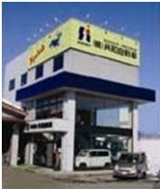 晴れた日に撮影された共和自動車店舗外観の写真