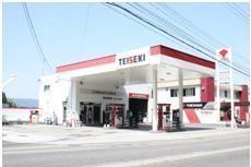 晴れた日に撮影された村山石油店舗外観の写真