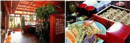 赤を基調とした由屋の店内と天ぷらとそばがテーブルの上に並べられた写真