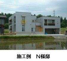 前に川が流れる野上工務店施工例の建物の写真