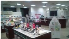 複数の携帯がディスプレイされたドコモショップ十日町店の店内の写真