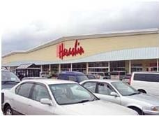 駐車場に複数の車が停められている原信十日町北店の外観の写真