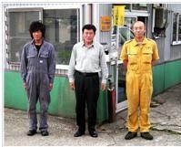 カメラに向かって写っているタイセイ自動車の3名の男性社員の写真