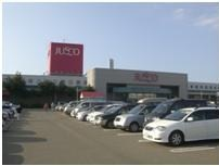 駐車場に複数の車が止まっているジャスコ十日町店の外観の写真