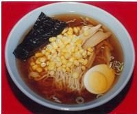卵やコーンなどの具材が乗ったくい処しせんえんのラーメンの写真