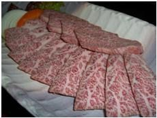 お皿の上に乗せられた霜降りの牛肉を写した写真
