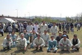 広々としたところに村山興業の人たちが集合している写真