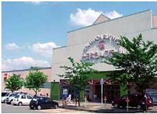 晴れた日に撮影された原信十日町店の外観の写真