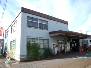晴れた日に撮影された三洋自動車店舗外観の写真