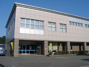 青空を背景にしたサンクロス十日町の外観の写真