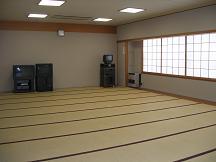 畳の床と障子窓を持つサークルルーム1の写真
