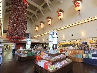 クロステン内にある新潟や十日町市の名産品などが取り揃えられているおみやげ館の写真