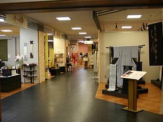 民芸品や工芸品を購入できる店舗が並んでいるクロステン1階の写真
