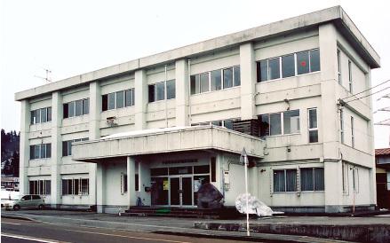 3階建ての白い建物である十日町市高等職業訓練校の校舎外観の写真