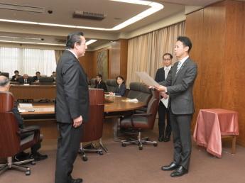 農産副大臣から認定証を受け取る会長の写真
