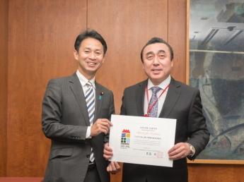 農林水産副大臣と会長が認定証をもって記念撮影している写真