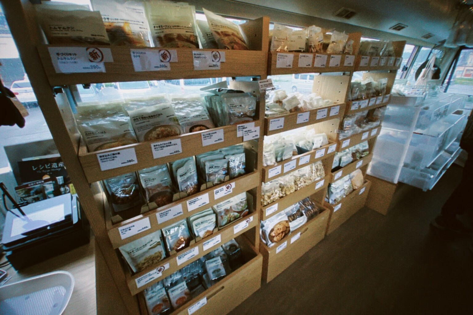 無印良品の移動販売バスの車内に、たくさんの雑貨品が陳列されている様子