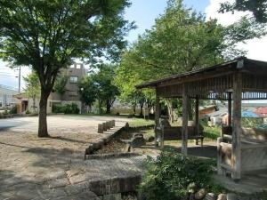 東側より撮影された、きもの広場の景観の写真。写真奥に広場、右側にあずまやが設置されているのが確認できる