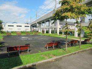園内の広場の写真。広場の南北にベンチ群が設置されているのが確認できる