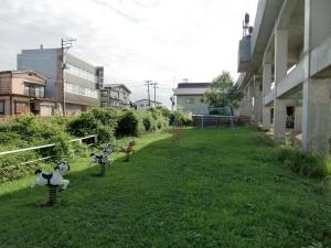 東側より撮影された、公園の遊具類の写真