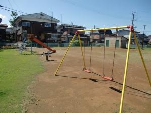 敷地内に設置された遊具類の写真