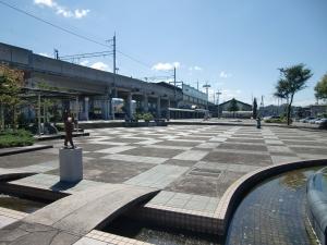 噴水あたりから駅舎の方向を撮影した公園の写真