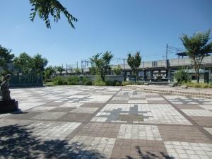 石タイルで敷き詰められた、公園北側広場の景観の写真