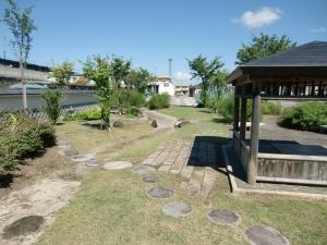 南側より撮影された、東口公園の景観の写真。写真右側にあずまやが設けられているのが確認できる