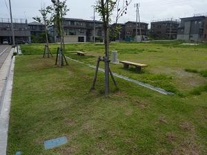 西側より撮影された、稲荷町公園の景観の写真。写真中央にベンチと水飲み場が確認できる