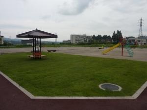 南側より撮影された、にしさん公園の景観の写真。写真手前にあずまやが設置されており、その周辺が芝生奥になっているのが確認できる