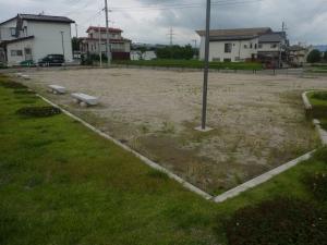 北側より撮影された、西本町中央公園南側の景観の写真。写真奥に十日町市総合体育館が確認できる