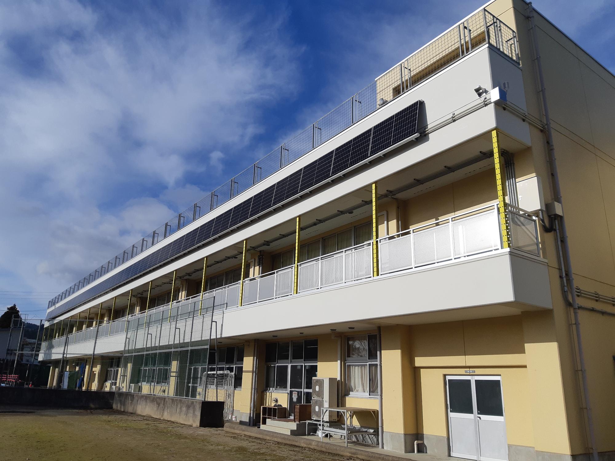 千手小学校太陽光パネル(全景)