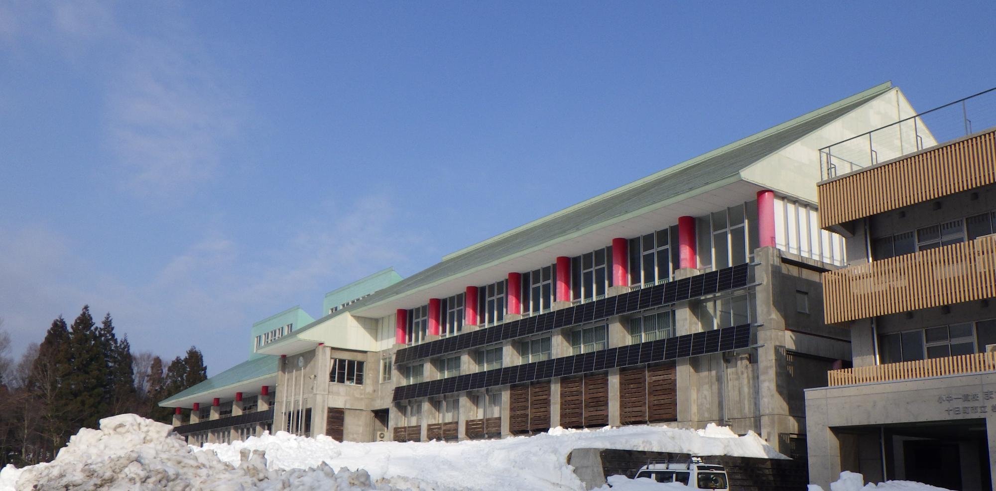 まつのやま学園太陽光パネル(全景)