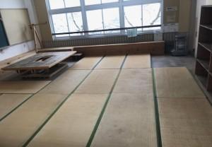 広い教室に畳を敷き詰め、布団も使えるようにした部屋の写真
