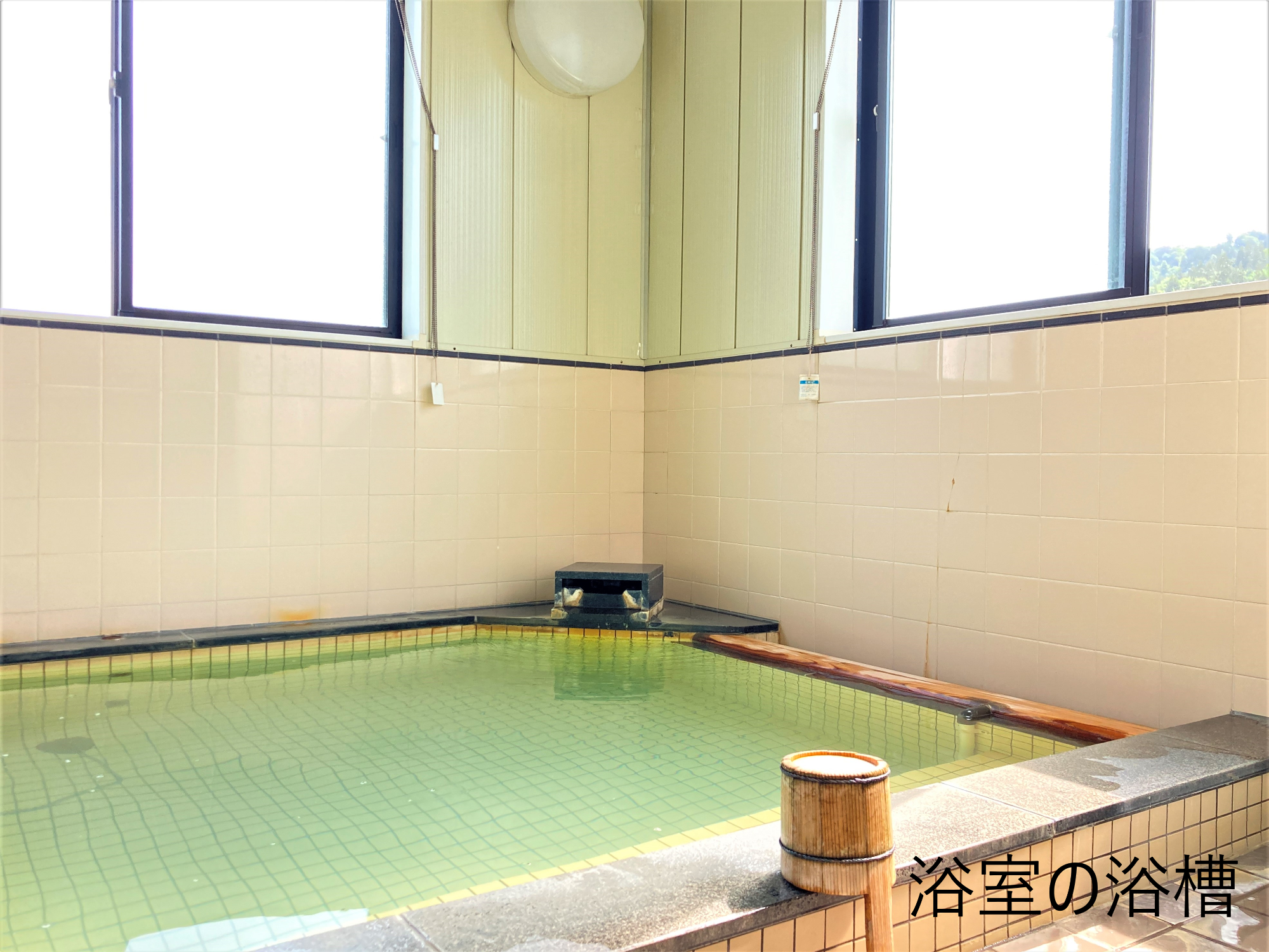 温泉が流れ込む浴槽