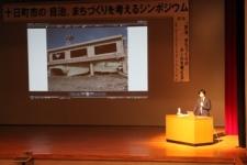 壇上で牛山久仁彦教授が講演を行っている写真