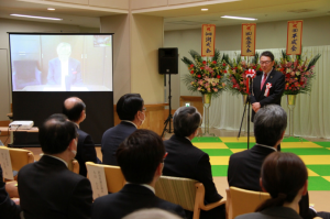 竣工式にてあいさつを述べる市長の写真