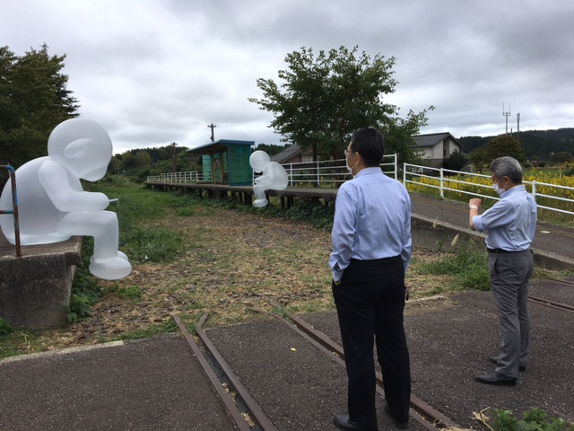 鉄道の廃線跡地を利用した作品の写真