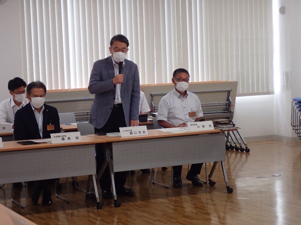 十日町市林業振興協議会で市長があいさつしている写真