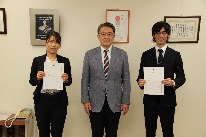 10月8日に委嘱状を交付した地域おこし協力隊員二人と市長の写真