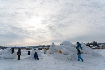 雪像を制作中の様子の写真