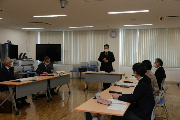 令和3年度第2回十日町市総合教育会議であいさつする市長