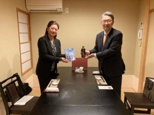 懇談会にて記念撮影に応じる市長および鄭総領事の写真