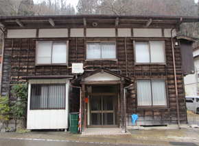 木造の2階建て一軒家の写真