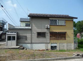グレーと薄茶色の2階建て一軒家の写真